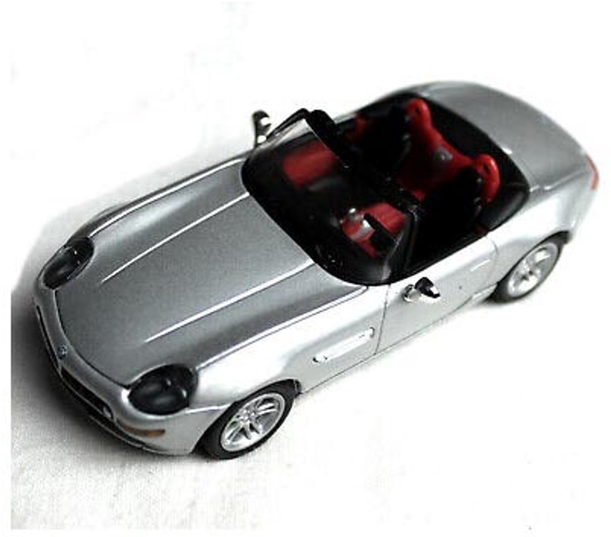 Modelauto BMW Z8 silver - Schaal 1:43