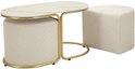 Ovale salontafel met marmerlook blad en gouden frame, met een crèmekleurige, gewatteerde poef eronder.