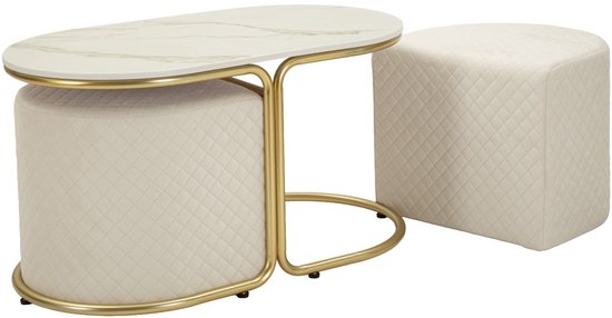 Ovale salontafel met marmerlook blad en gouden frame, met een crèmekleurige, gewatteerde poef eronder.