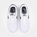Bovenkant van witte Nike Air Force 1 sneakers met witte veters en zwarte Nike Air logo's.