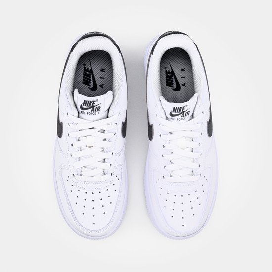 Bovenkant van witte Nike Air Force 1 sneakers met witte veters en zwarte Nike Air logo's.