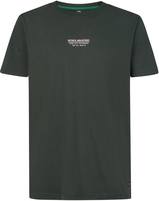 Close-up van een donkergroen T-shirt met witte tekstprint 'PETROL INDUSTRIES STEEL CITY PITTSBURGH REF. NO: 6026 SE'.