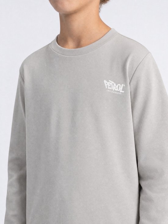 Detail van grijze sweater met witte 'Petrol' logo en tekst op de borst.