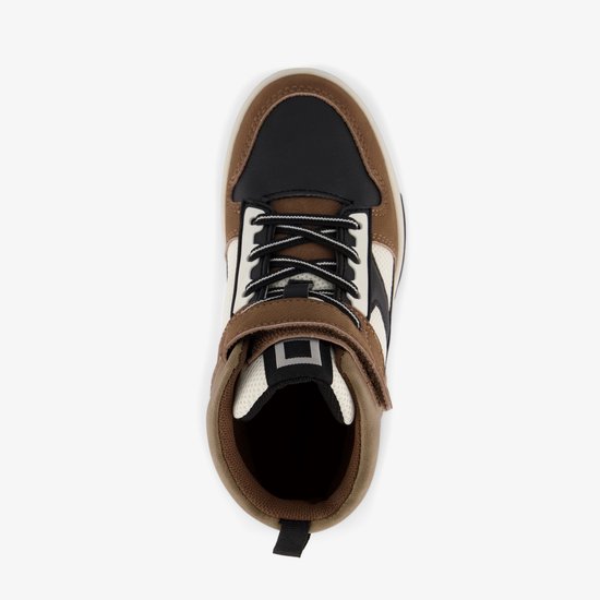 Bovenkant van een hoge sneaker, bruine en groene vlakken, witte mesh details, zwart-witte veters.