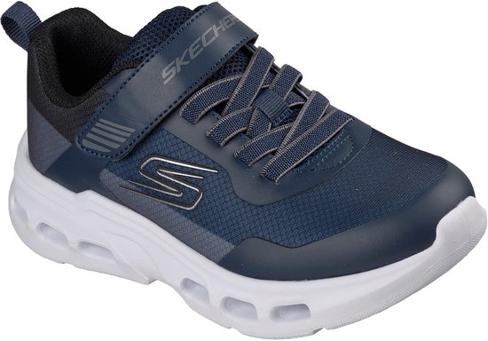 Blauwe sneaker met klittenbandsluiting, veters en witte zool met luchtopeningen en het Skechers S-logo op de zijkant.
