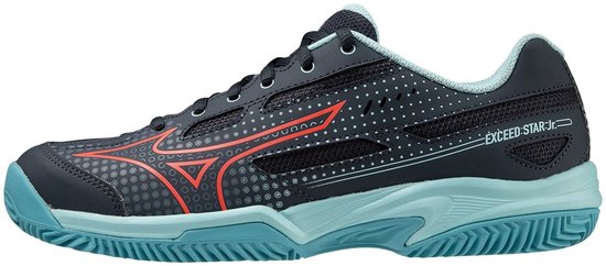 Zijaanzicht van donkerblauwe Mizuno Exceed Star Jr. tennisschoen met lichtblauwe zool en oranje accenten.