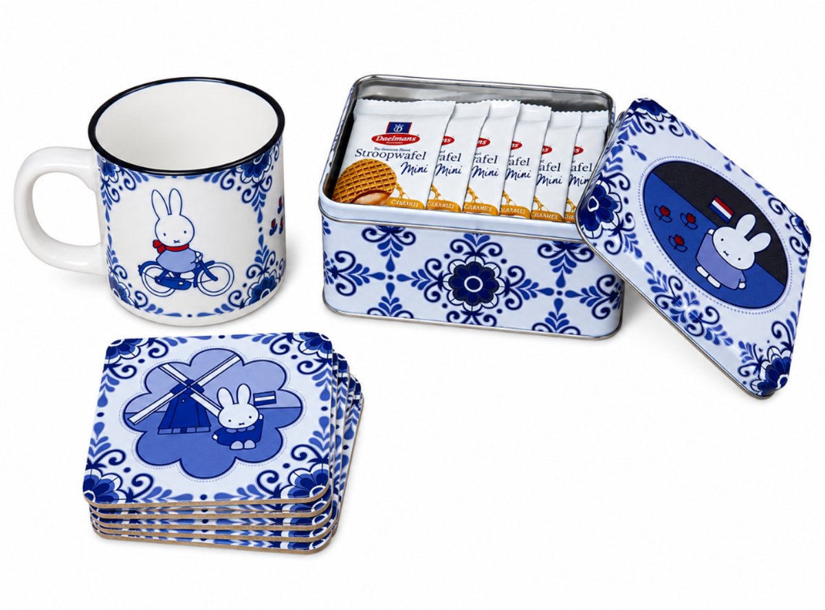 Nijntje Delfts Blauw Cadeauset – Nijntje Mok, Nijntje Koekblik, 6 Nijntje Onderzetters & 10 Daelmans Mini Stroopwafels – Cadeau voor Nijntje/Miffy Liefhebbers