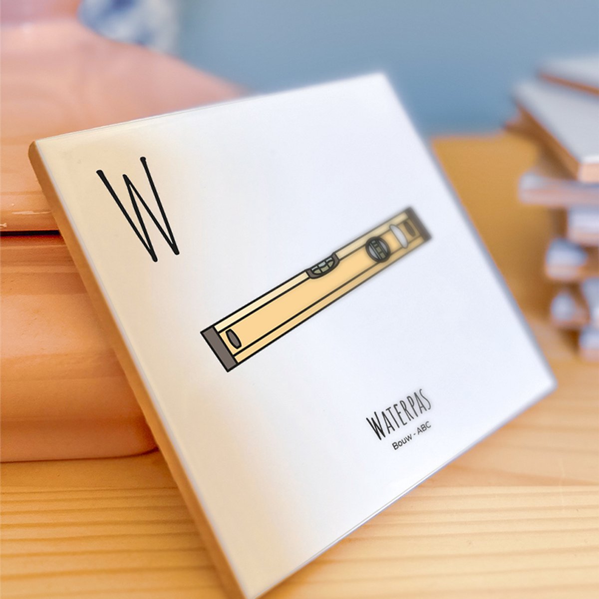 Waterpas - ABC tegeltje Bouwen - Keramiek met Handgetekende Illustratie - Wanddecoratie - Woondecoratie - Relatiegeschenk - Souvenir - 10,8 x 10,8 cm