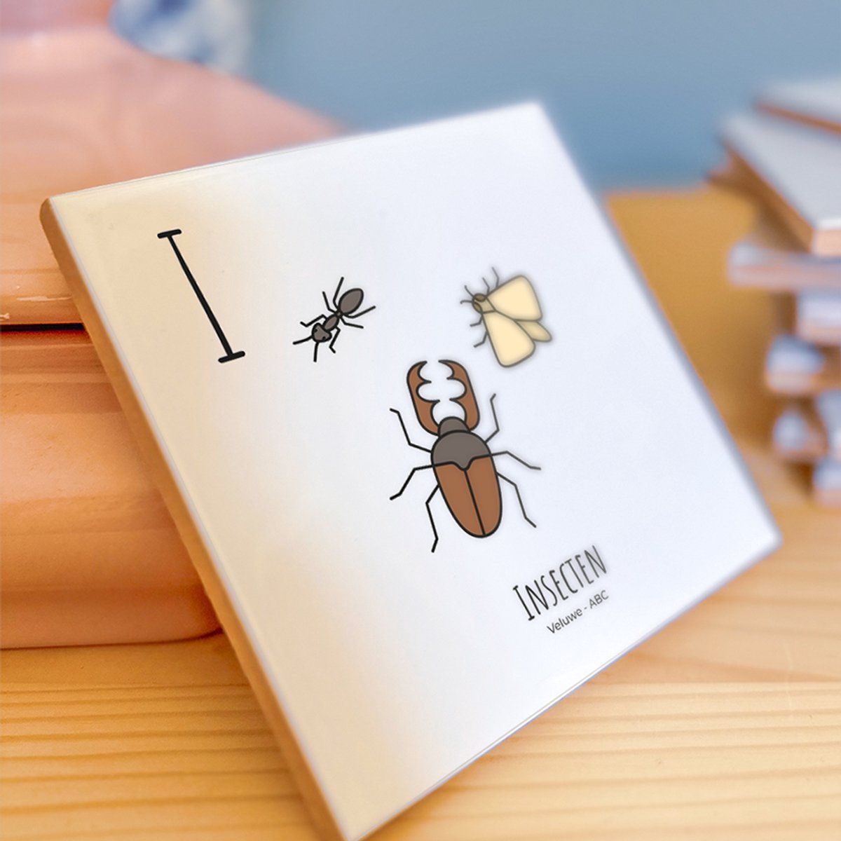 Insecten - ABC tegeltje Veluwe - Keramiek met Handgetekende Illustratie - Wanddecoratie - Woondecoratie - Relatiegeschenk - Souvenir - 10,8 x 10,8 cm