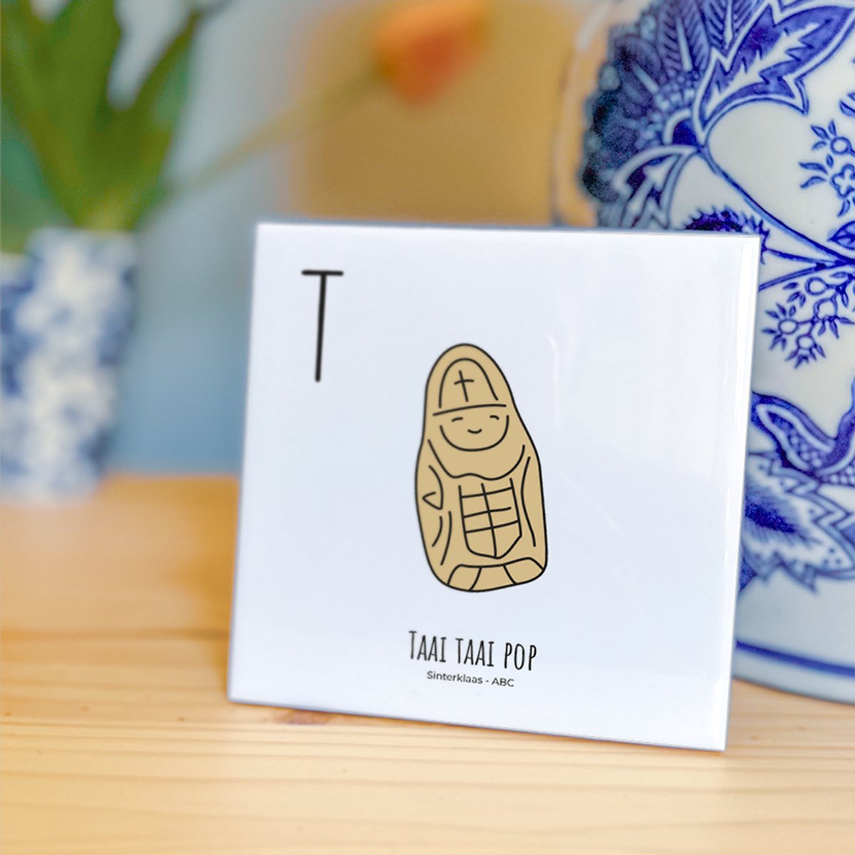 Taai taai pop - ABC tegeltje Sinterklaas - Keramiek met Handgetekende Illustratie - Wanddecoratie - Woondecoratie - Relatiegeschenk - Souvenir - 10,8 x 10,8 cm