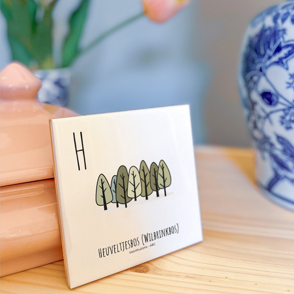 Heuveltjesbos (Wilbrinkbos) - ABC tegeltje Voorthuizen - Keramiek met Handgetekende Illustratie - Wanddecoratie - Woondecoratie - Relatiegeschenk - Souvenir - 10,8 x 10,8 cm