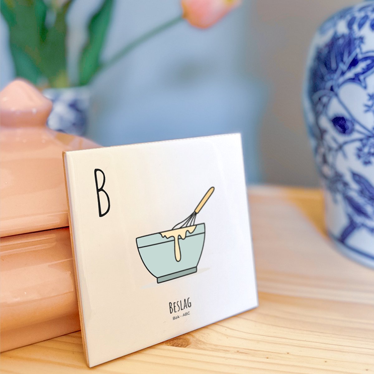 Beslag - ABC tegeltje Bakken - Keramiek met Handgetekende Illustratie - Wanddecoratie - Woondecoratie - Relatiegeschenk - Souvenir - 10,8 x 10,8 cm