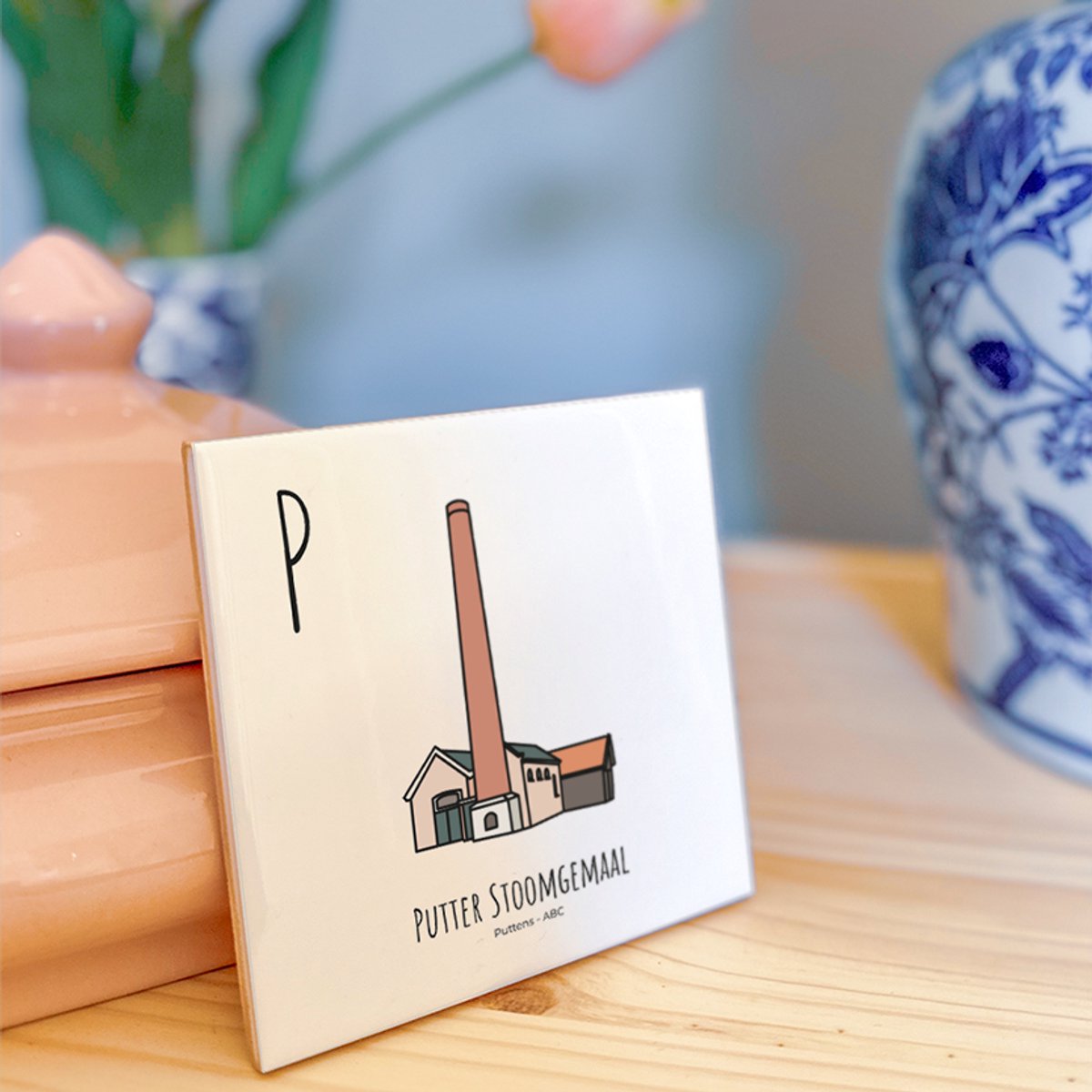 Putter Stoomgemaal - ABC tegeltje Putten - Keramiek met Handgetekende Illustratie - Wanddecoratie - Woondecoratie - Relatiegeschenk - Souvenir - 10,8 x 10,8 cm