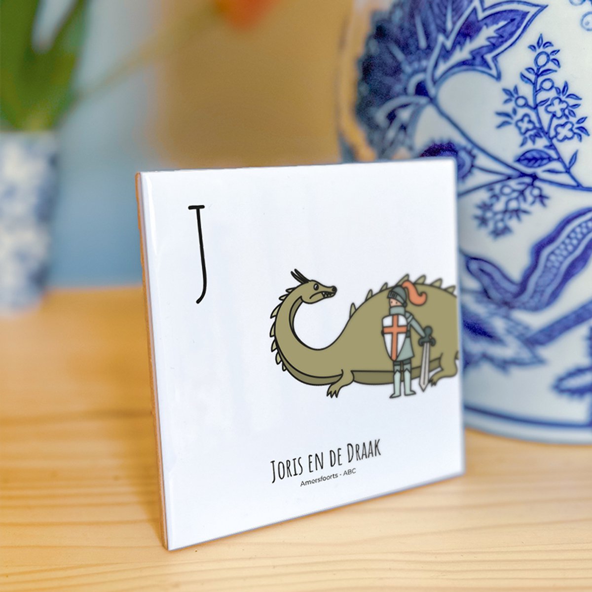 Joris en de Draak - ABC tegeltje Amersfoort - Keramiek met Handgetekende Illustratie - Wanddecoratie - Woondecoratie - Relatiegeschenk - Souvenir - 10,8 x 10,8 cm