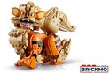Gele en oranje LEGO Arcanine figuur in een laaghangende pose, met manen en staart.