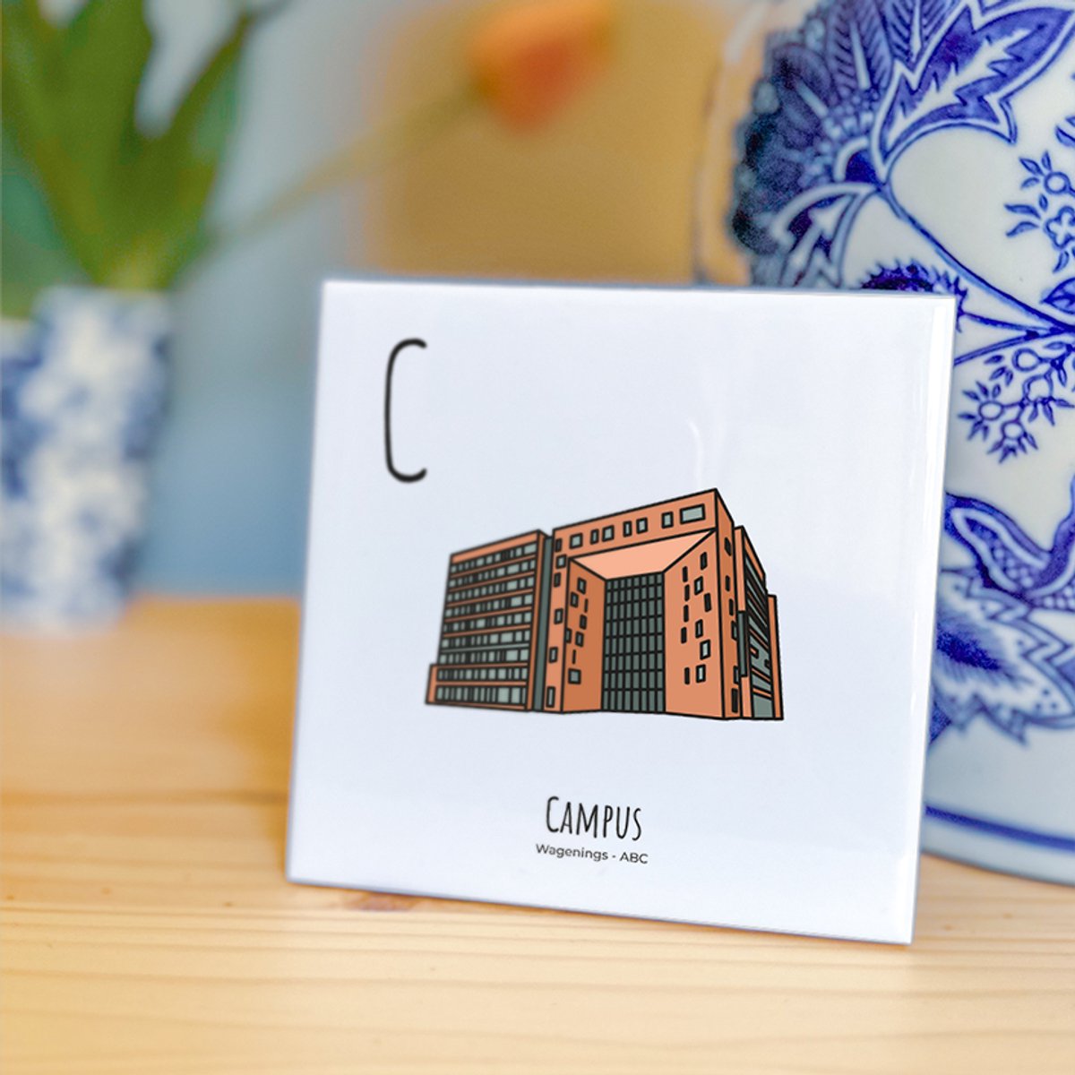 Campus - ABC tegeltje Wageningen - Keramiek met Handgetekende Illustratie - Wanddecoratie - Woondecoratie - Relatiegeschenk - Souvenir - 10,8 x 10,8 cm