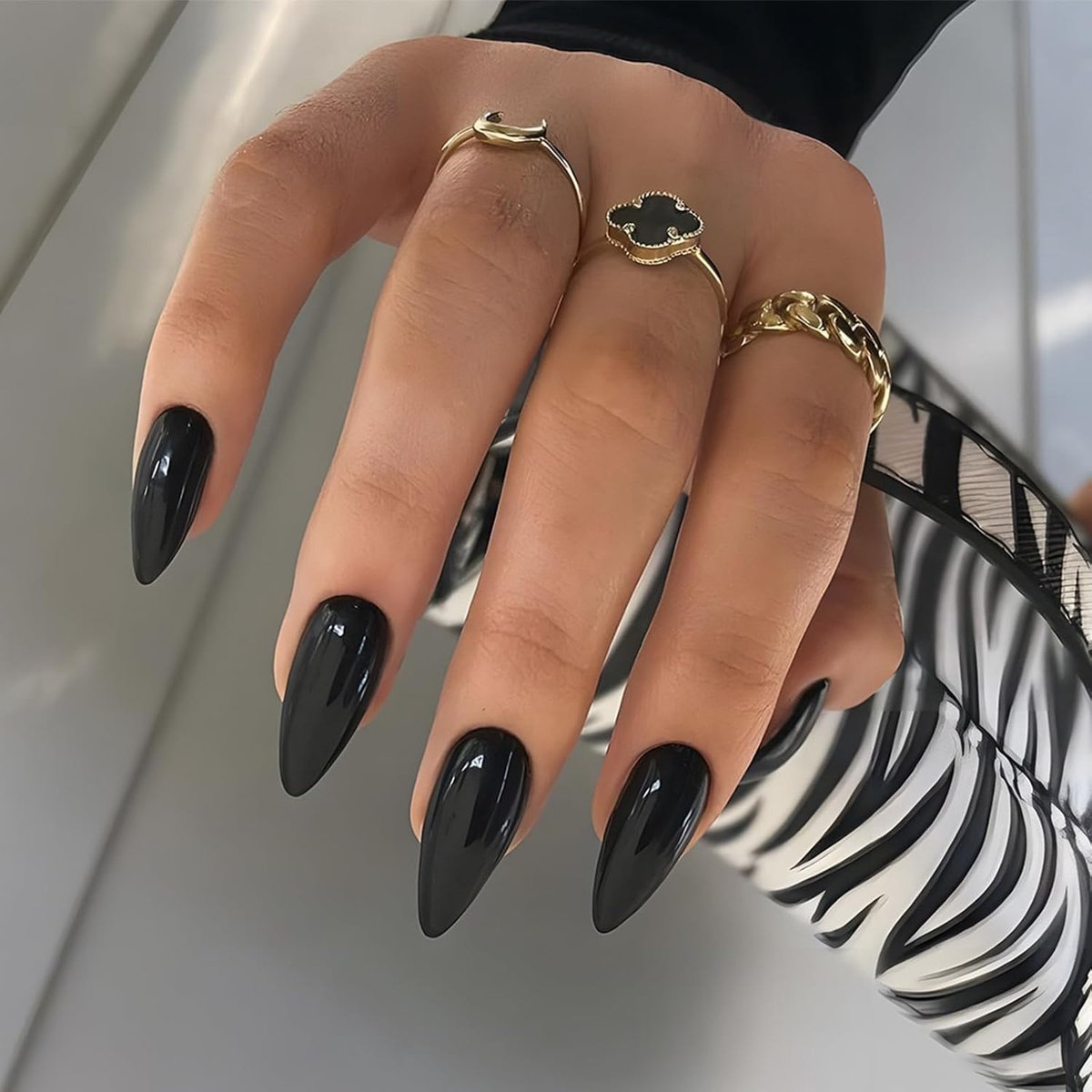 24 stuks nagels om op te plakken, medium stiletto, zwarte kunstnagels, Franse glanzende press-on nagels, elegante effen acryl vingernagels, natuurlijke kunstnagels voor vrouwen, nagelkunst