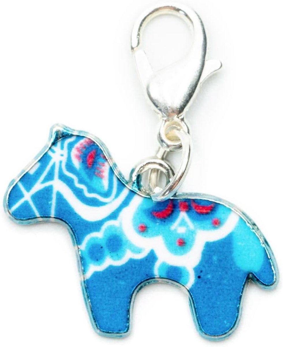 Dalapferd bedelhanger Dalahäst paard Kerstmis geëmailleerd blauw - handgemaakt modesieraad I kettinghanger verzilverd | bedelhanger bedelarmband | hanger voor armband, 23mm, Metaal