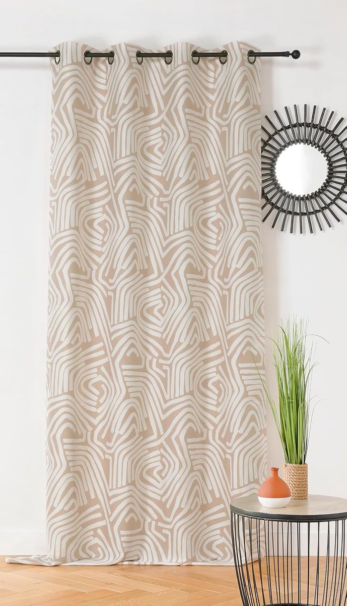 - Gordijn van stoffen upcyclé – geweven en geverfd in Frankrijk – etnische stijl – afwerking met oogjes – kleur beige & wit – afmetingen 140 x 260 cm – collectie Nairobi