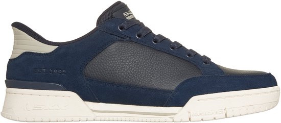Donkerblauwe sneaker met contrasterende witte zool en beige accenten. De schoen heeft suède en leer. EST 1992 op de zijkant.