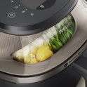 Philips Airfryer met zichtvenster, waar gestoomde sperziebonen en aardappelen te zien zijn. Stoom ontsnapt zichtbaar uit de pan.
