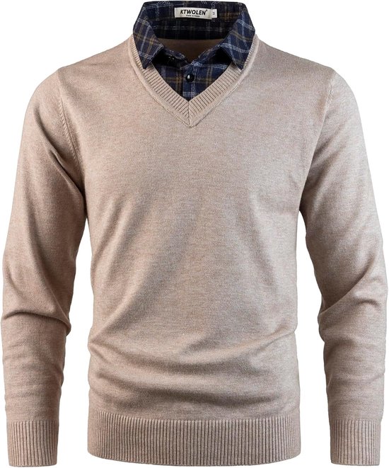 Beige V-hals trui met ruiten overhemdkraag, op een model.