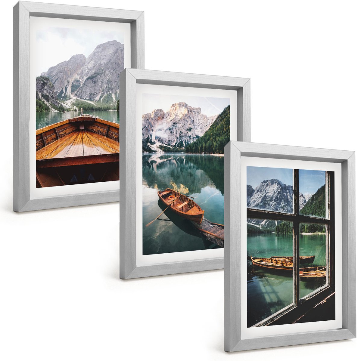 Tulup 4-Delige Schilderij Set - Uitzicht op een bergmeer met boten en een raam op de achtergrond. - 20 x 30 cm - Moderne Wanddecoratie - Woonkamer - Interieur Decoratie