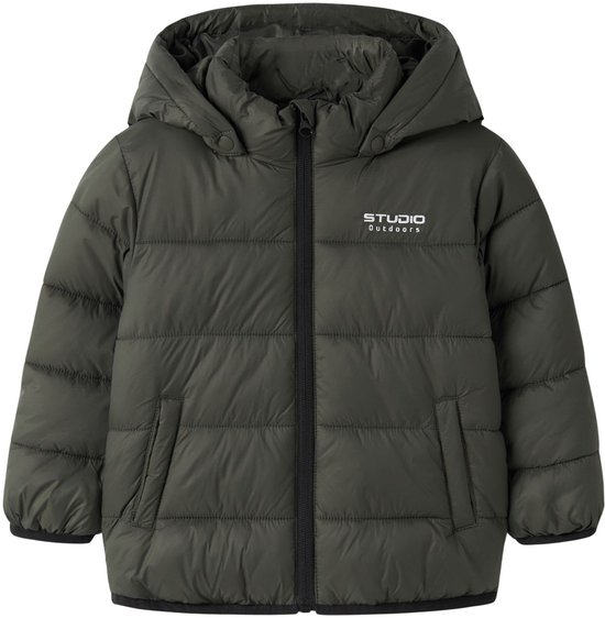 Donkergroene gewatteerde jas met rits, capuchon en witte opdruk 'STUDIO Outdoors'.