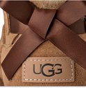 Bruine suède UGG laars met bruine satijnen strik en UGG logo label.