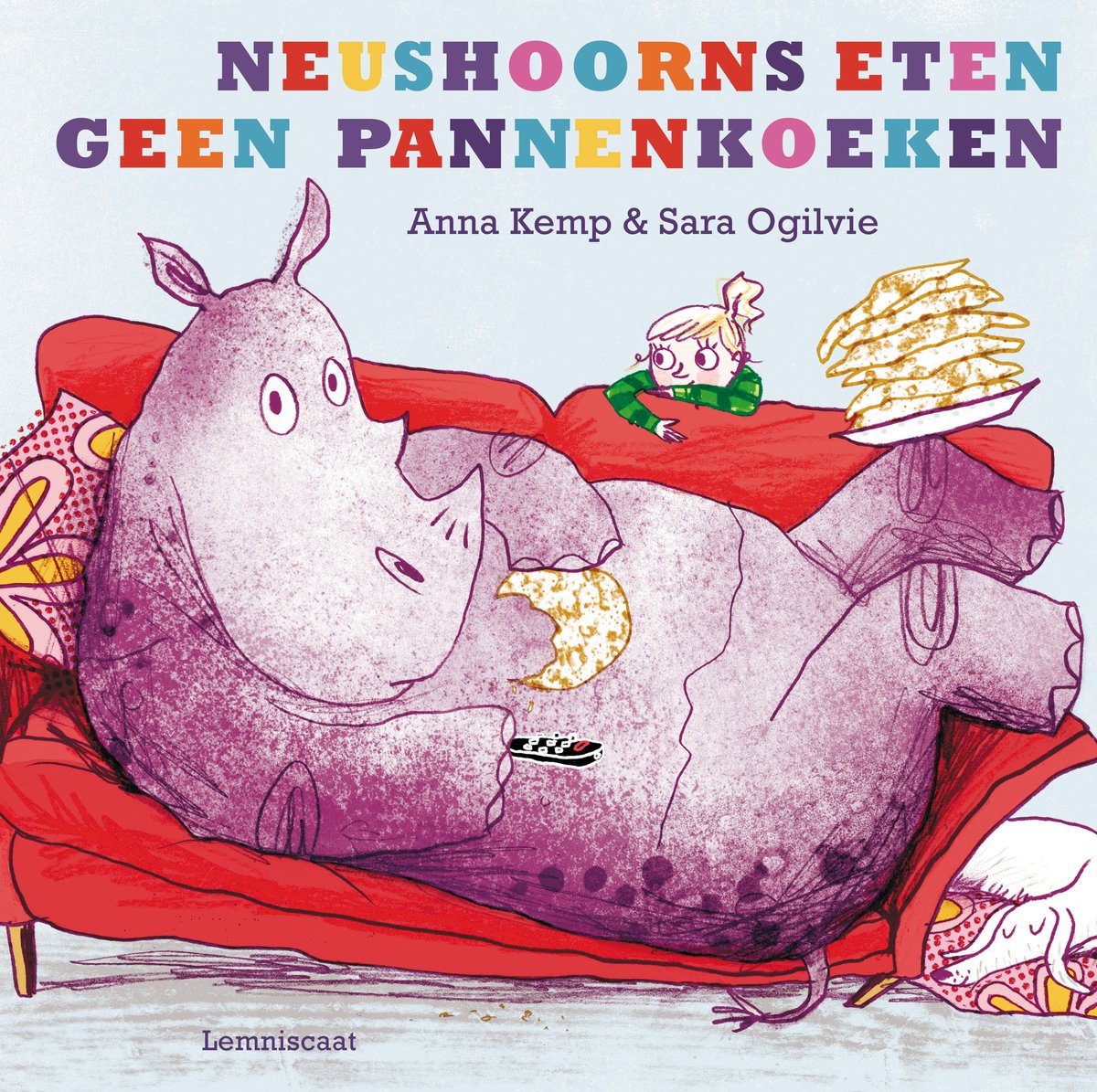 Een dikke paarse neushoorn ligt op een rode bank, naast een meisje met groene strepen. Er ligt een pannenkoek op de neushoorn.