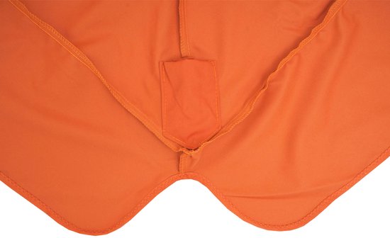 Zicht op de bovenkant van de parasolhoes van terracotta polyester met een flap en zichtbare naden.