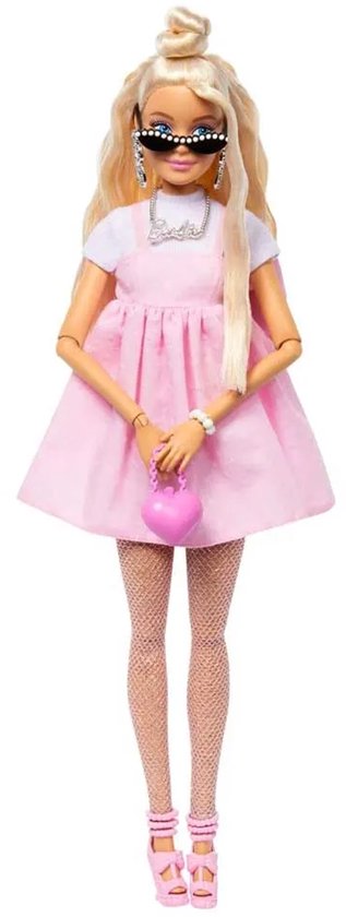 Barbie pop in pastelroze babydolljurk met visnetpanty's, hartvormige handtas en zonnebril.