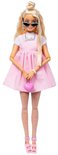 Barbie pop in pastelroze babydolljurk met visnetpanty's, hartvormige handtas en zonnebril.