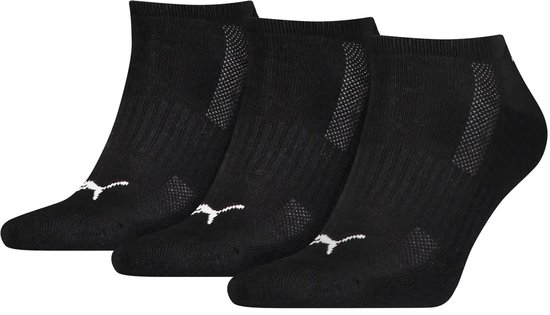 Drie paar Puma enkelsokken in zwart, met wit Puma-logo op de wreef en mesh ventilatie.