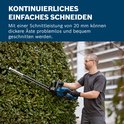 Man met bril gebruikt de Bosch heggenschaar op een groene heg.