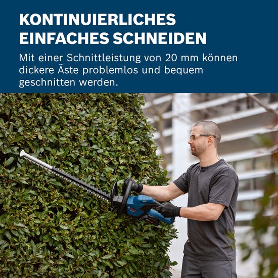 Man met bril gebruikt de Bosch heggenschaar op een groene heg.