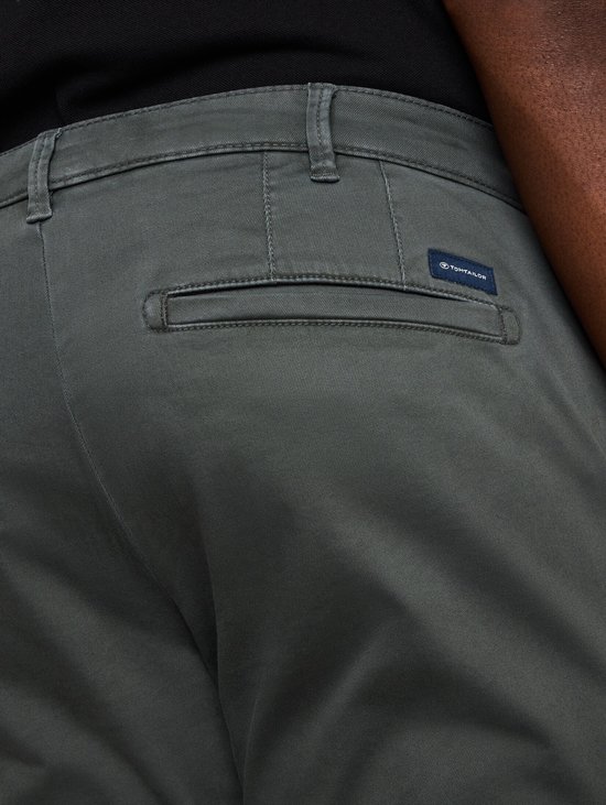 Detail van de achterkant van een donker olijfgroene chino met normale pasvorm, met een klepzak en Tom Tailor-logo.