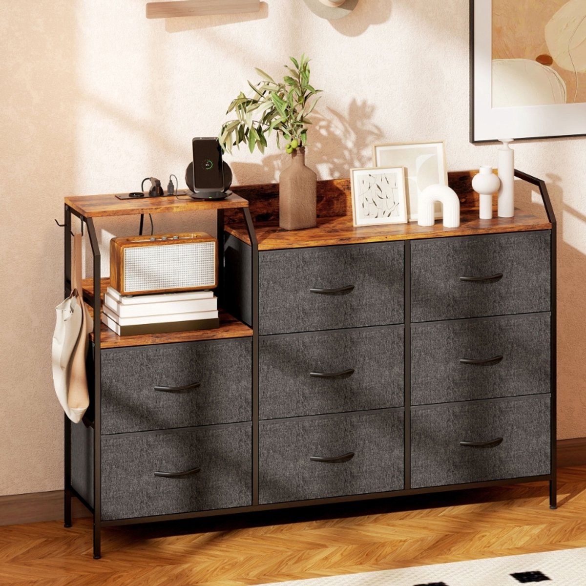 MIVRAY Ladekast - 8 Stoffen Lades Met Oplaadstation En Open Vak - Industrieel Voor Slaapkamer En Woonkamer - Rustic Brown - 130,5 Cm