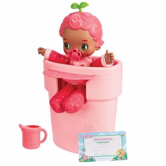 Luvibubs 'Kind Kira' pop in roze pot, met speen en geboortecertificaat. Kind houdt pop vast, pop heeft blaadjes op hoofd.