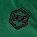 Detail van een groen sportshirt met een geborduurd zwart logo.