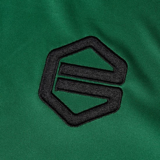 Detail van een groen sportshirt met een geborduurd zwart logo.
