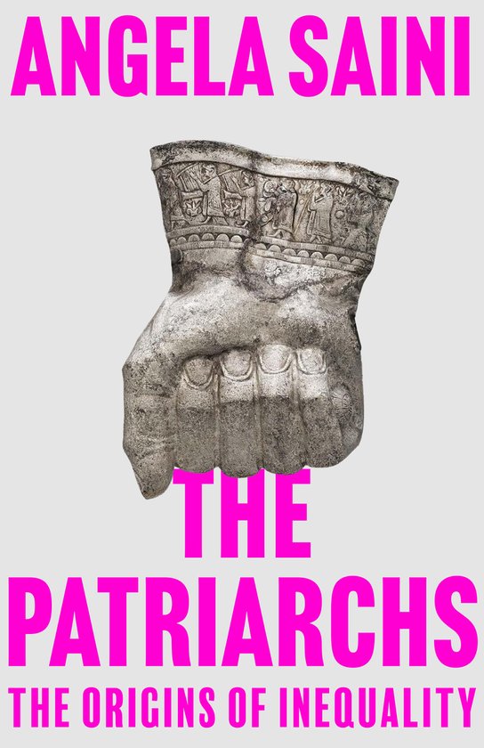Boek 'The Patriarchs' met op de omslag 'ANGELA SAINI THE PATRIARCHS THE ORIGINS OF INEQUALITY' en een stenen reliëf van een vuist met decoraties.