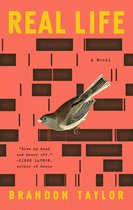Boekomslag van 'Real Life' door Brandon Taylor, met de titel in gele letters op een rode achtergrond. Een vogel zit midden op de omslag.