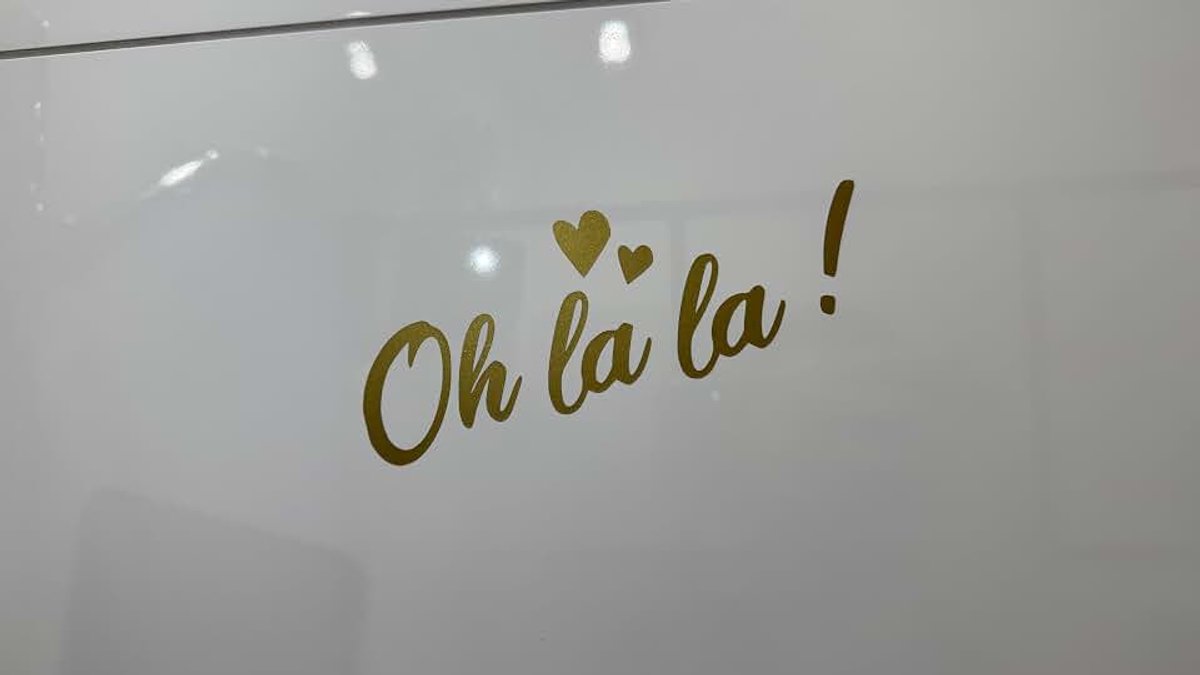 Muursticker spiegelsticker Oh La La, gouden letters met harten, decoratieve tekst voor badkamer, kleedkamer, kapsalons, fysiotherapie, motivatie tattoo (goud mat)