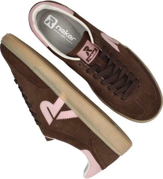Bruine suède Rieker sneakers met roze accenten en bruine veters.