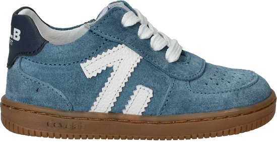 Blauwe suède sneaker met witte accenten, veters en rits, bruine zool.