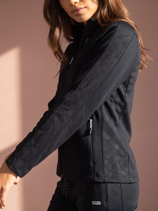 Close-up van de mouw van een zwarte sportvest met rits, met ruitpatroon.