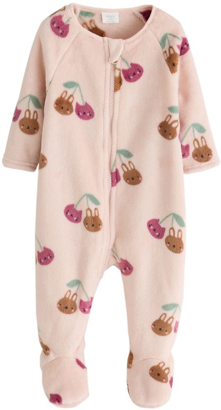 Roze fleece babypyjama met voetjes en een patroon van konijntjes en kersen.