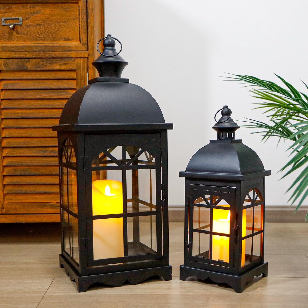 set van 2 decoratieve vintage kaars lantaarns 51,5 cm H boerderij hangende kaarshouder met gehard glas voor binnen buiten huis terras tuin erf bruiloft evenementen feesten (zwart)