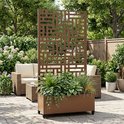 Bruin tuinscherm met plantenbak op wielen, met een geometrisch patroon, in een tuin met banken en planten.